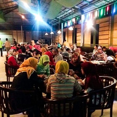 Hotel Safira Magelang Buitenkant foto