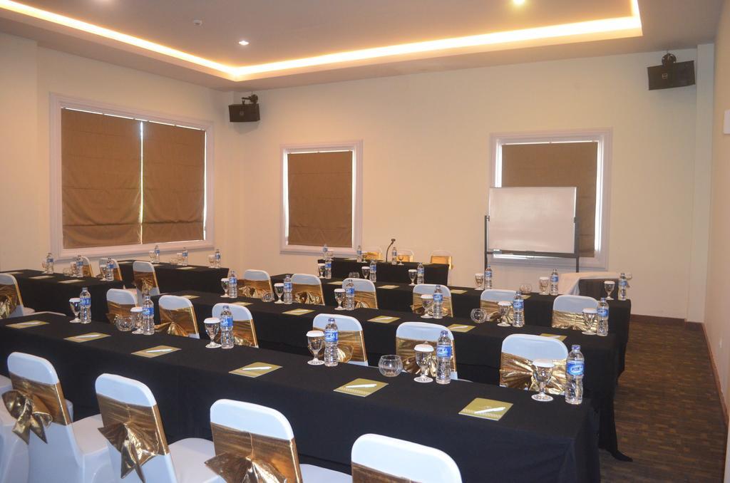 Hotel Safira Magelang Buitenkant foto