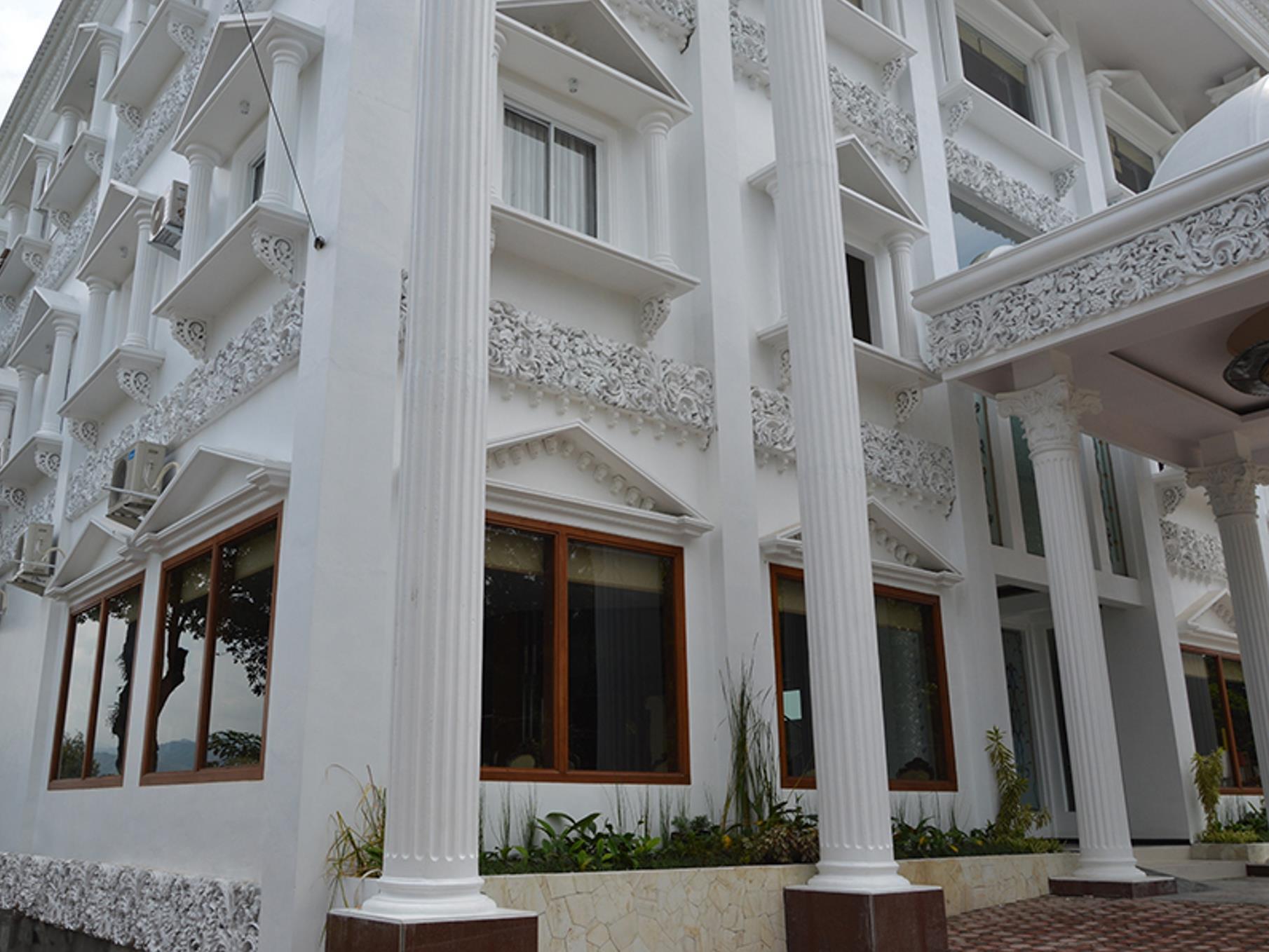 Hotel Safira Magelang Buitenkant foto
