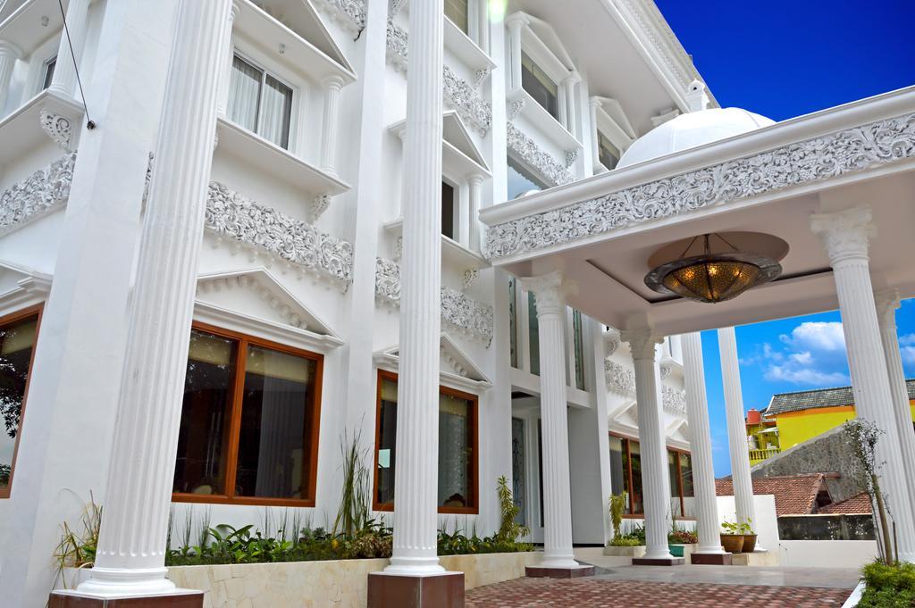 Hotel Safira Magelang Buitenkant foto