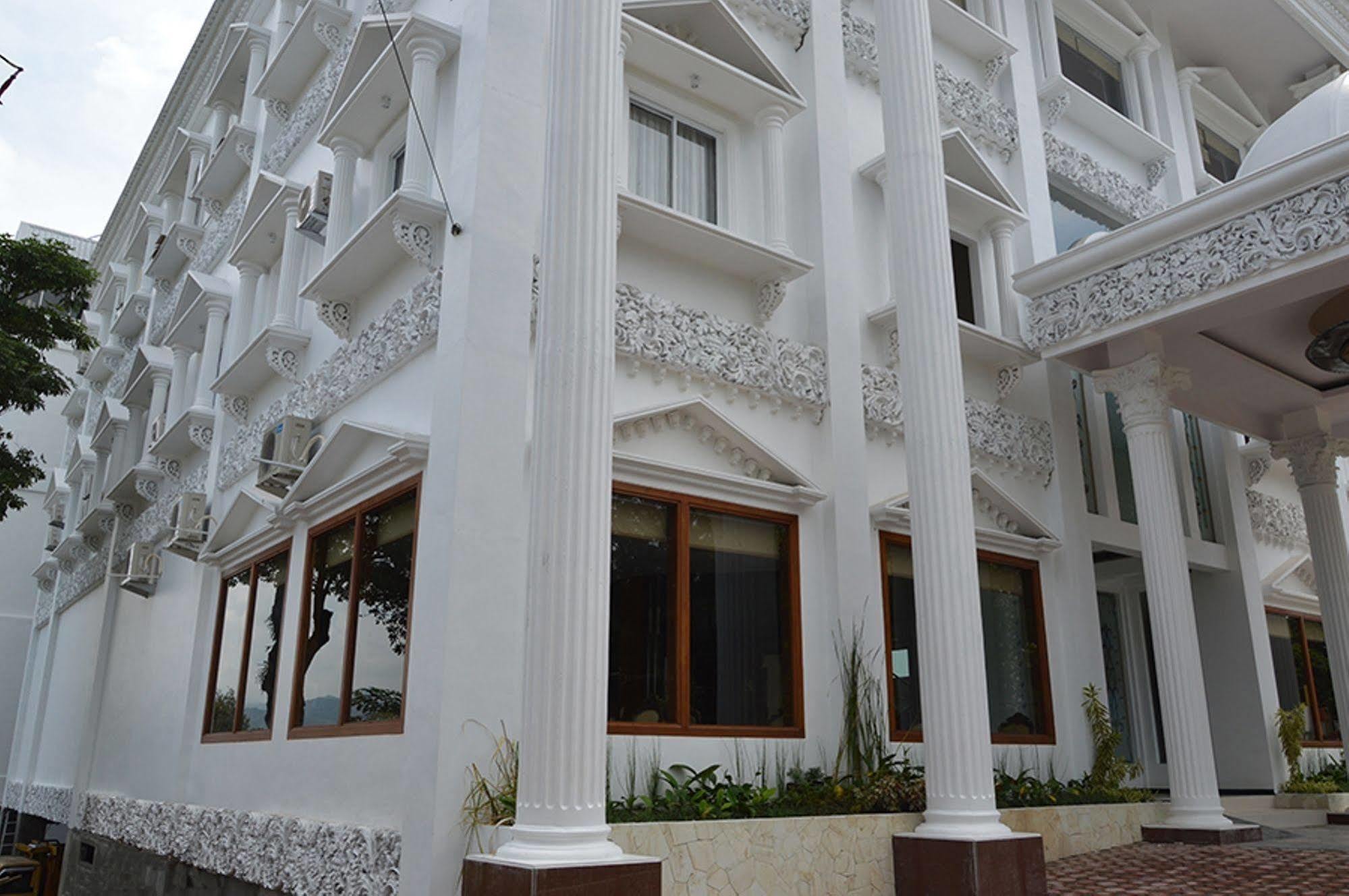 Hotel Safira Magelang Buitenkant foto