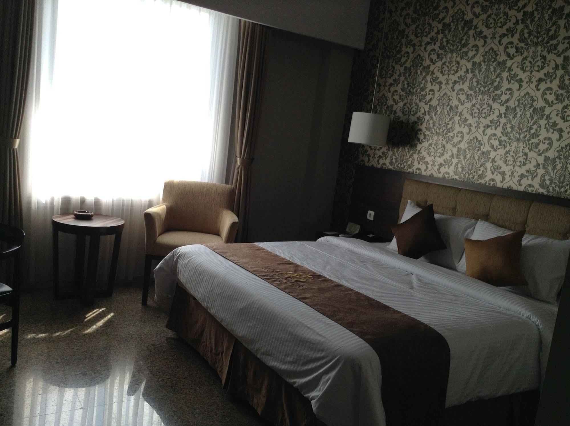 Hotel Safira Magelang Buitenkant foto