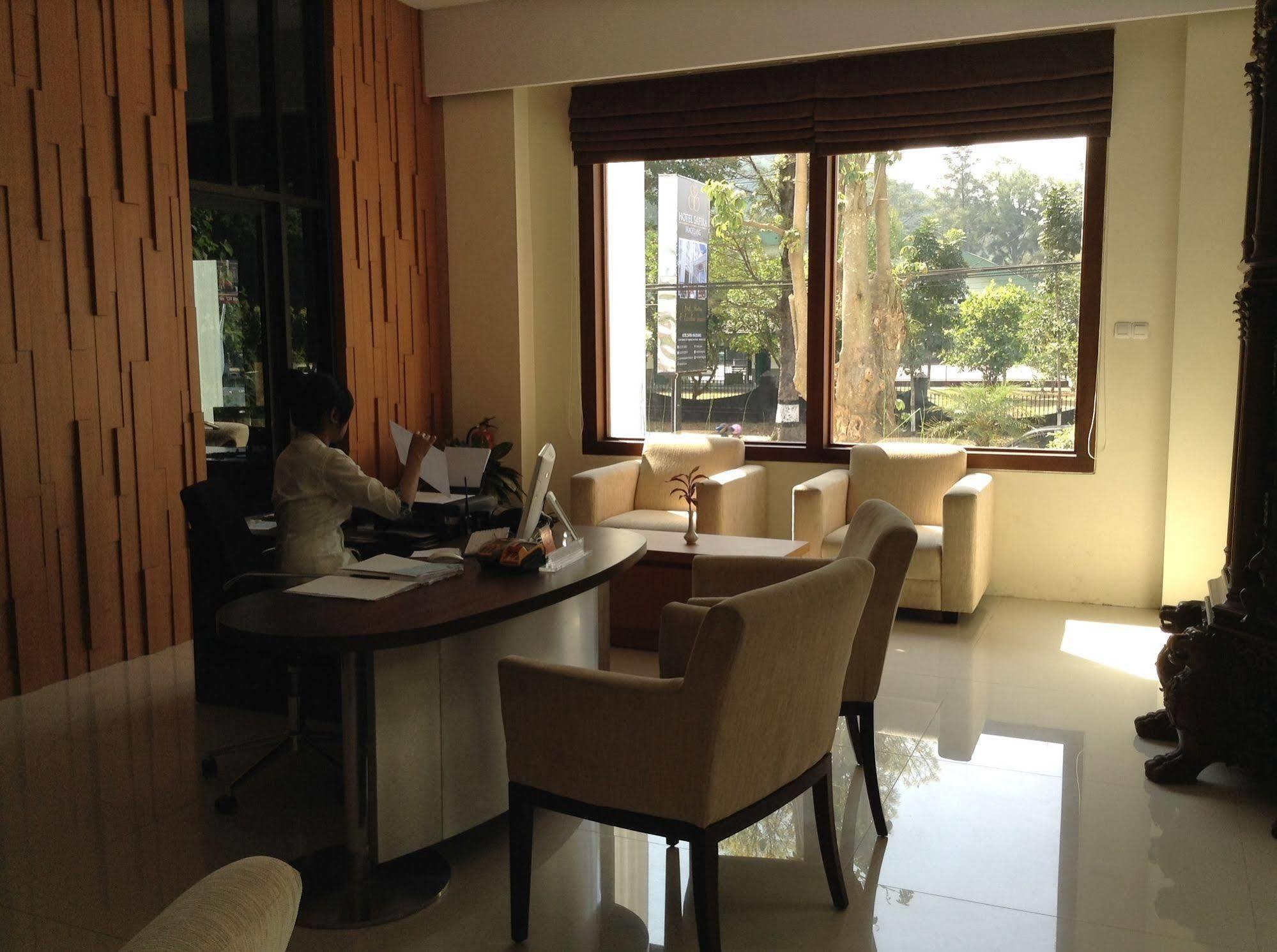 Hotel Safira Magelang Buitenkant foto