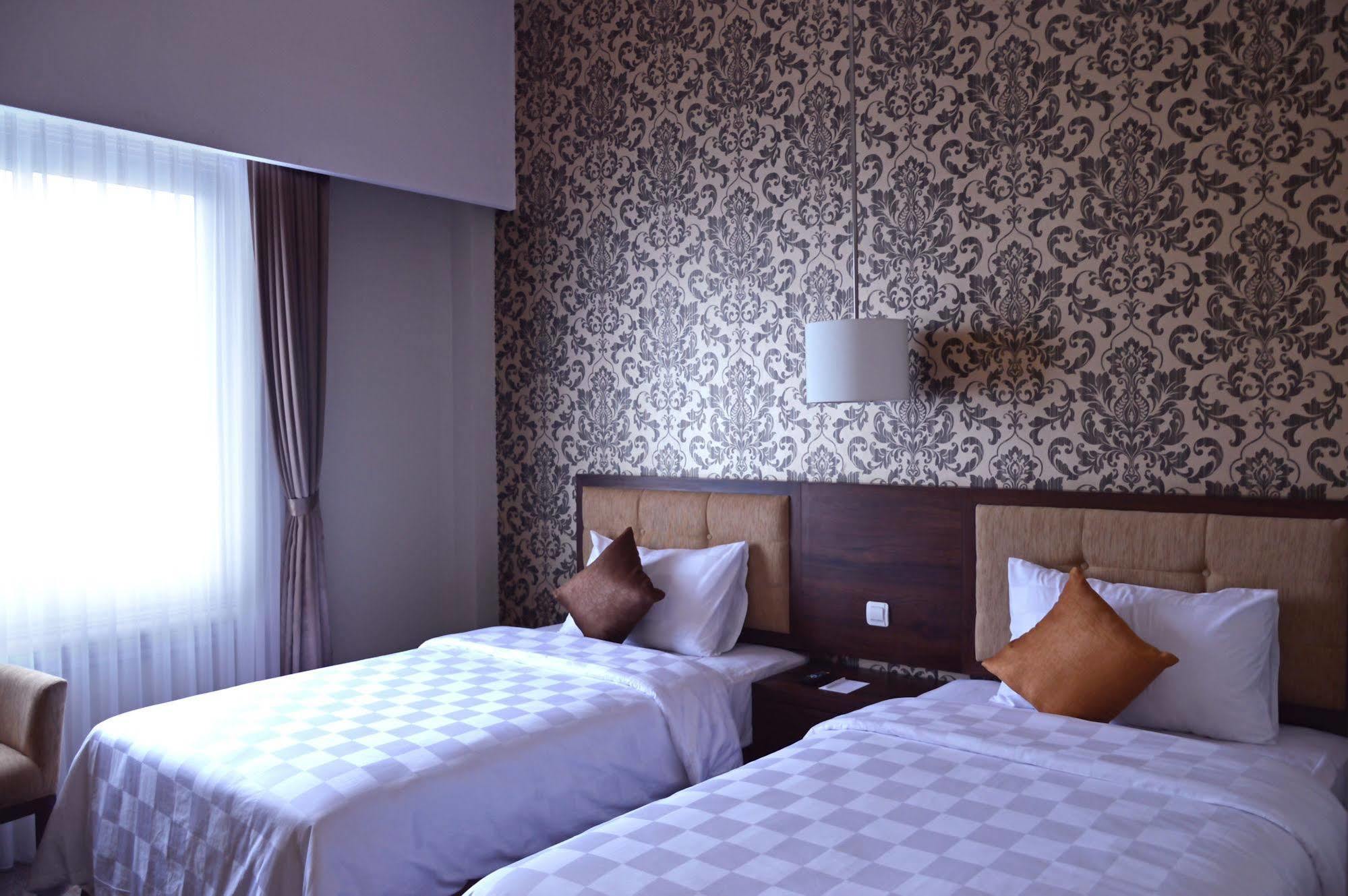 Hotel Safira Magelang Buitenkant foto